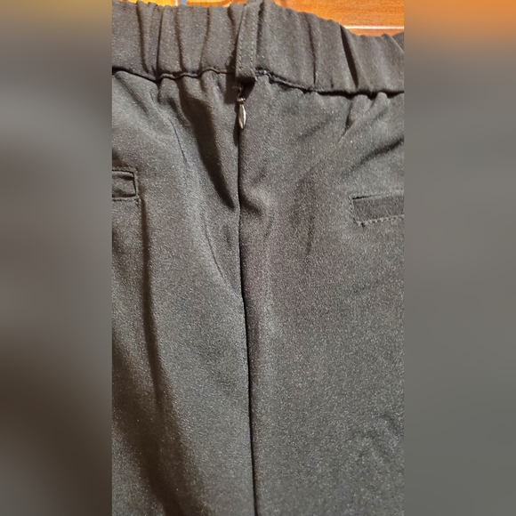 Men's black cuffed shorts with hidden rear zipper - Picture 4 of 8